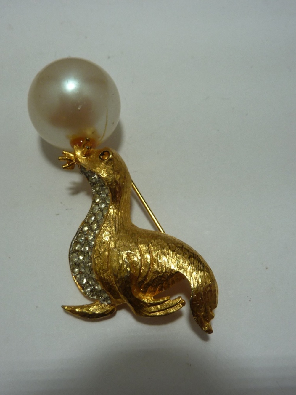 Kenneth Lane Vintage  GOLD RHINESTONE  SEAL  WITH PEARL Pin Brooch